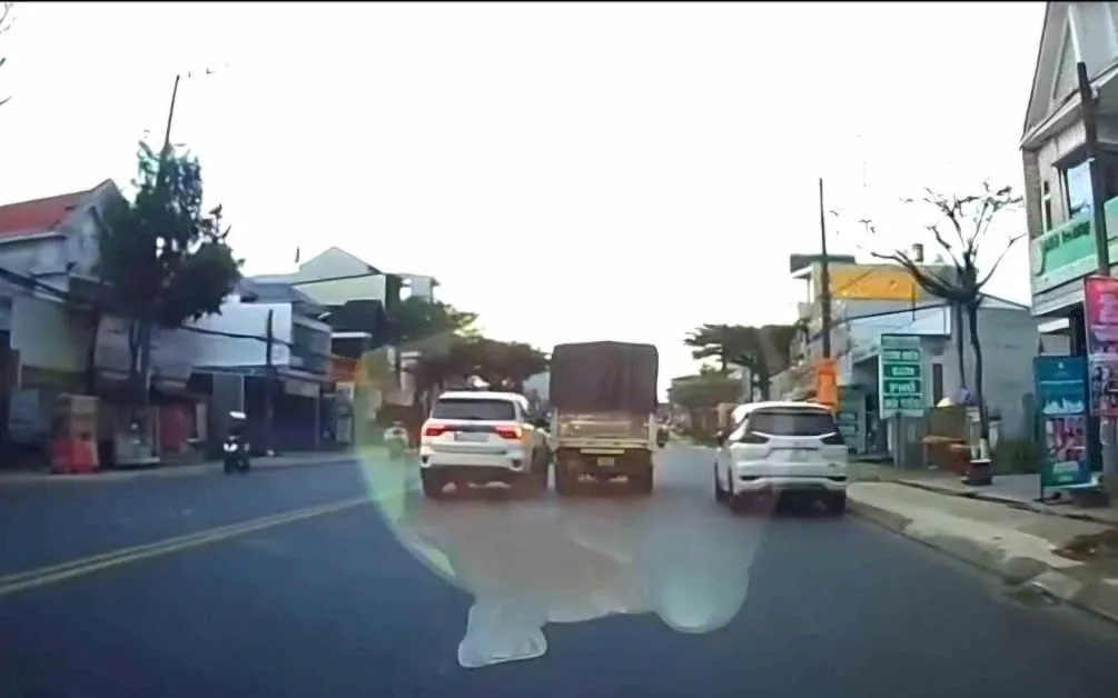 Xe tải mang biển kiểm soát tỉnh Lâm Đồng, vượt ẩu trên Quốc lộ 20 va chạm liên tiếp với 2 ôtô con rồi bỏ chạy.