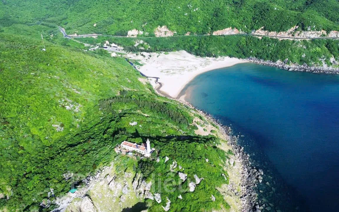 Mũi Điện - điểm đến được xem là nơi đón ánh bình minh sớm trên đất liền Việt Nam.