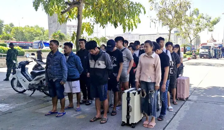 77 c&ocirc;ng d&acirc;n được trao trả từ Campuchia, nhiều người l&agrave;m việc tại casino, c&ocirc;ng ty lừa đảo - Ảnh 1.