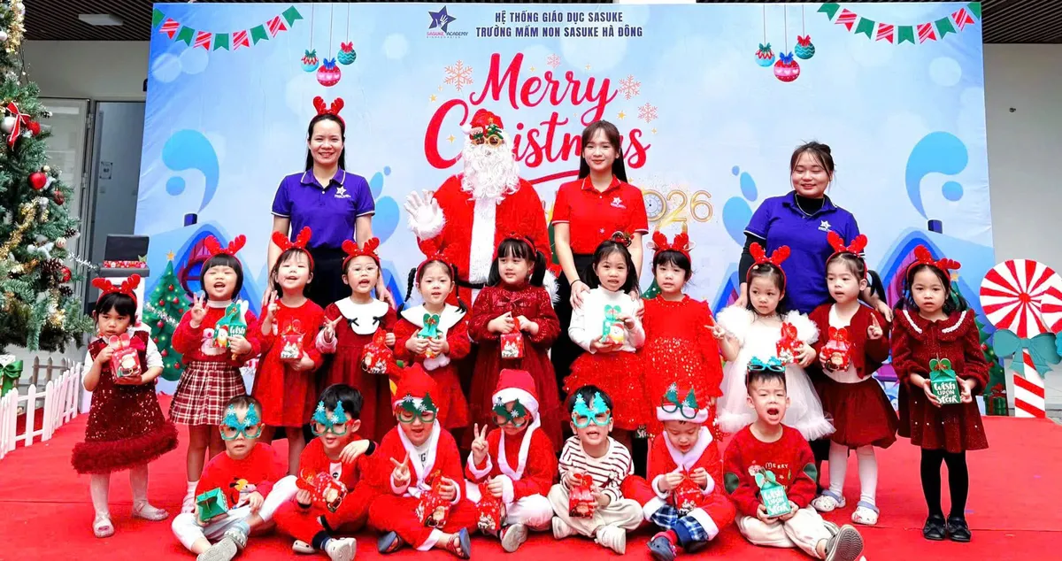 Rộn r&agrave;ng kh&ocirc;ng kh&iacute; đ&oacute;n Gi&aacute;ng sinh của c&aacute;c b&eacute; mầm non H&agrave; Nội- Ảnh 6.