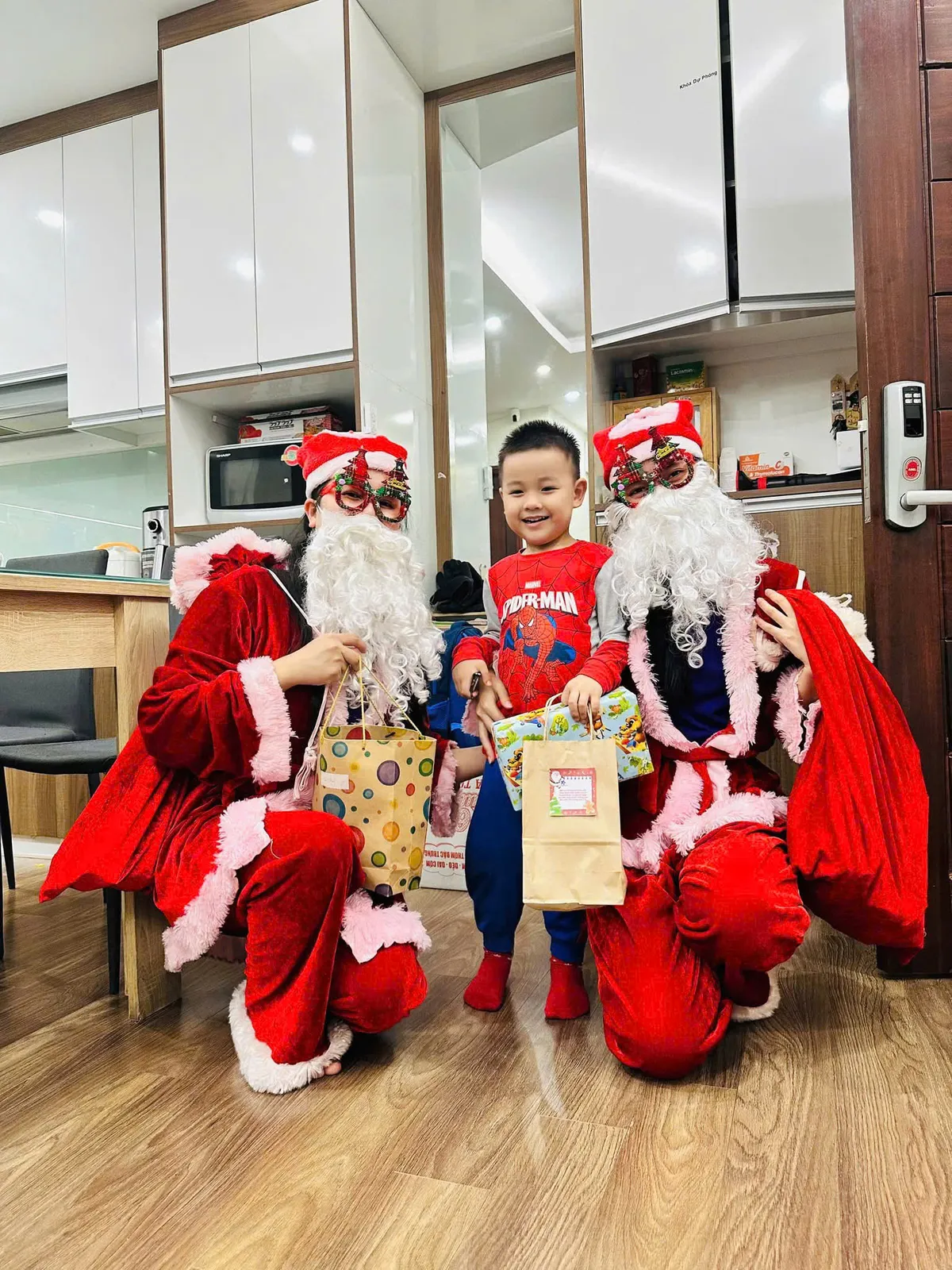 Rộn r&agrave;ng kh&ocirc;ng kh&iacute; đ&oacute;n Gi&aacute;ng sinh của c&aacute;c b&eacute; mầm non H&agrave; Nội- Ảnh 7.