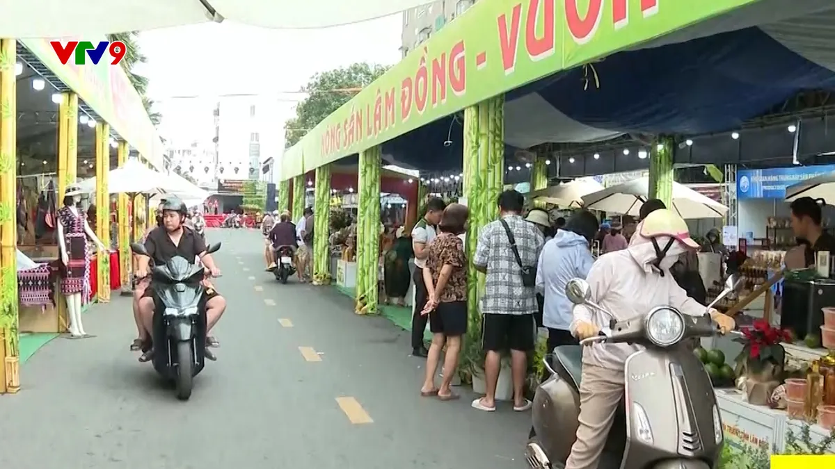 Người tiêu dùng hưởng lợi từ hàng hóa chất lượng tại chợ phiên