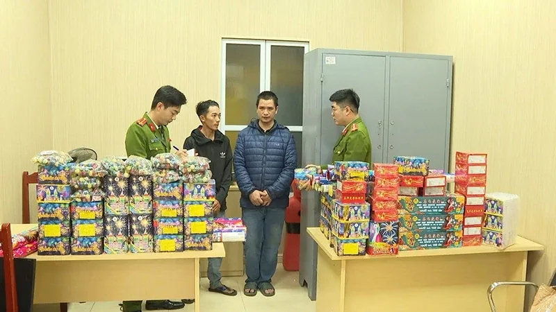 Phòng Cảnh sát kinh tế Công an tỉnh Thanh Hóa kiểm tra số pháo thu giữ.