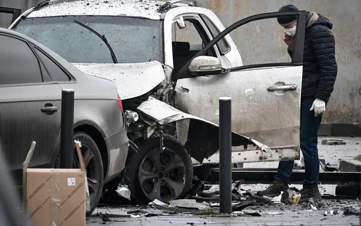 Hiện trường vụ đánh bom xe hôm 22/12 khiến một tướng Nga thiệt mạng. (Ảnh: AFP)