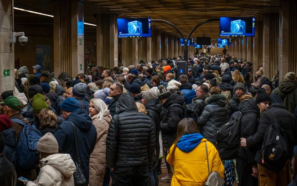 Người dân Kiev trú ẩn trong ga tàu điện ngầm trong khi thủ đô hứng không kích của Nga vào đêm 22/12/2025 (Ảnh: AP)
