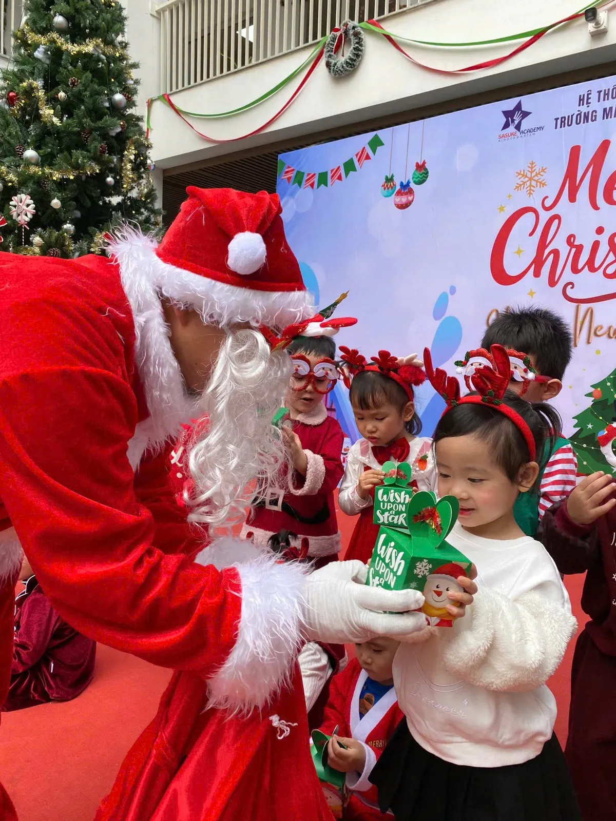 Rộn r&agrave;ng kh&ocirc;ng kh&iacute; đ&oacute;n Gi&aacute;ng sinh của c&aacute;c b&eacute; mầm non H&agrave; Nội- Ảnh 5.