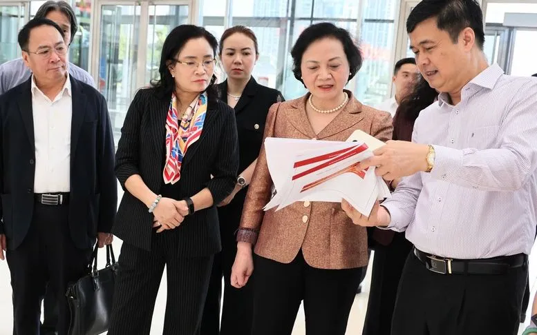 Phó Thủ tướng Phạm Thị Thanh Trà kiểm tra công tác chuẩn bị Đại hội Thi đua yêu nước toàn quốc lần thứ XI - Ảnh: VGP/Thu Giang