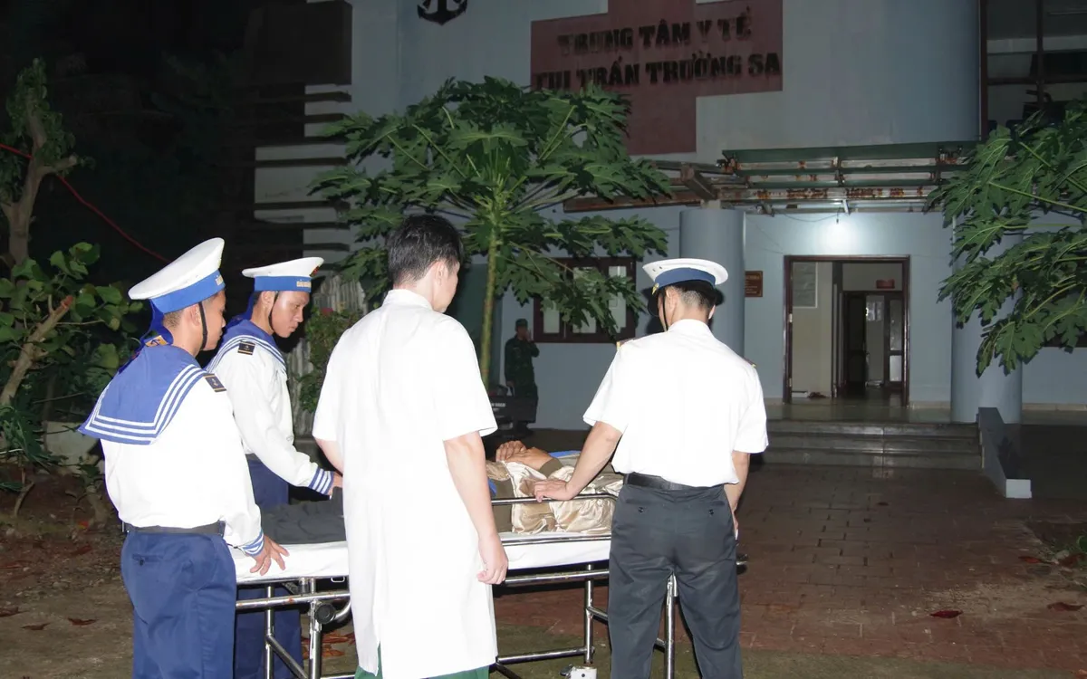 Bệnh nhân được đưa vào bệnh xá đảo Trường Sa.