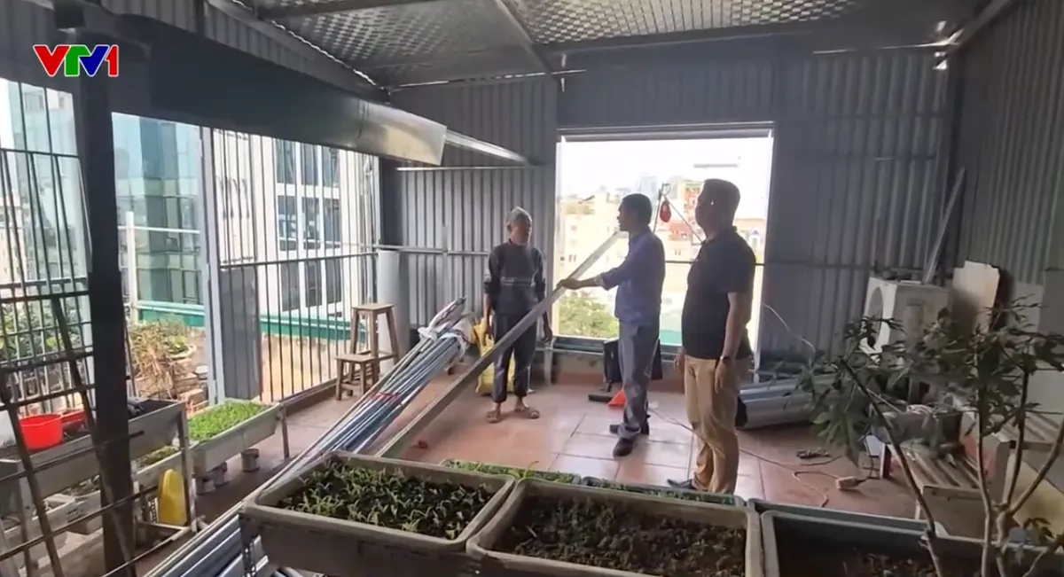 Chồng tầng tr&aacute;i ph&eacute;p tr&ecirc;n tầng thượng khu tập thể cũ ở H&agrave; Nội - Ảnh 1.