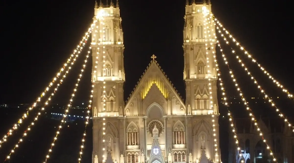  Nh&agrave; thờ kiến tr&uacute;c ch&acirc;u &Acirc;u rực rỡ &aacute;nh đ&egrave;n thu h&uacute;t h&agrave;ng ng&agrave;n người d&acirc;n về chụp ảnh Gi&aacute;ng sinh  - Ảnh 4.