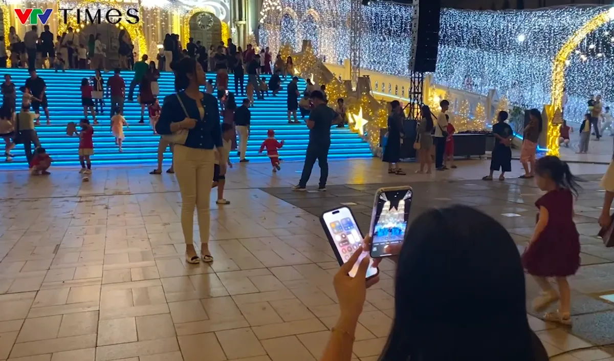  Nh&agrave; thờ kiến tr&uacute;c ch&acirc;u &Acirc;u rực rỡ &aacute;nh đ&egrave;n thu h&uacute;t h&agrave;ng ng&agrave;n người d&acirc;n về chụp ảnh Gi&aacute;ng sinh  - Ảnh 6.