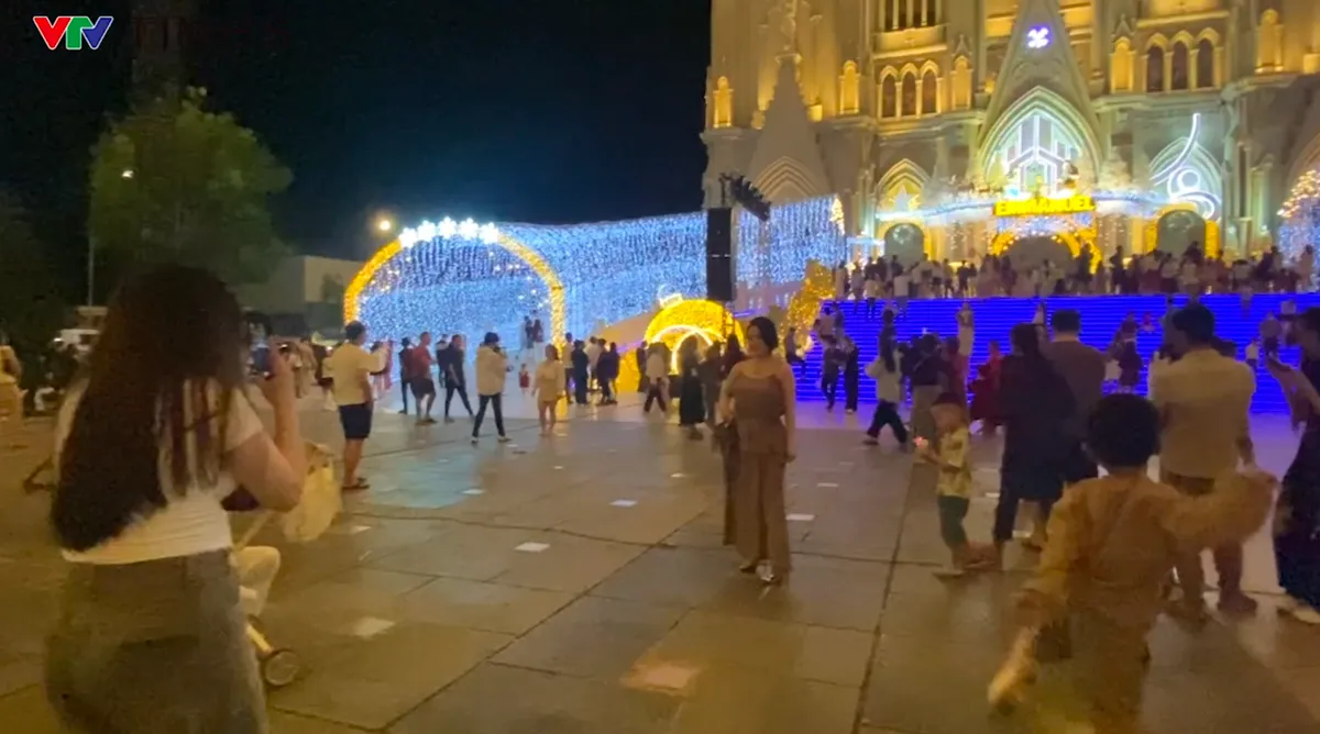  Nh&agrave; thờ kiến tr&uacute;c ch&acirc;u &Acirc;u rực rỡ &aacute;nh đ&egrave;n thu h&uacute;t h&agrave;ng ng&agrave;n người d&acirc;n về chụp ảnh Gi&aacute;ng sinh  - Ảnh 5.