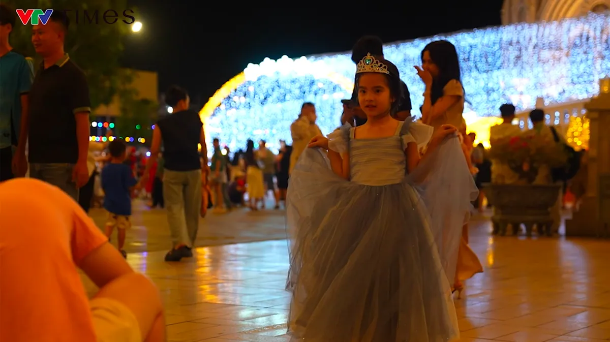  Nh&agrave; thờ kiến tr&uacute;c ch&acirc;u &Acirc;u rực rỡ &aacute;nh đ&egrave;n thu h&uacute;t h&agrave;ng ng&agrave;n người d&acirc;n về chụp ảnh Gi&aacute;ng sinh  - Ảnh 7.