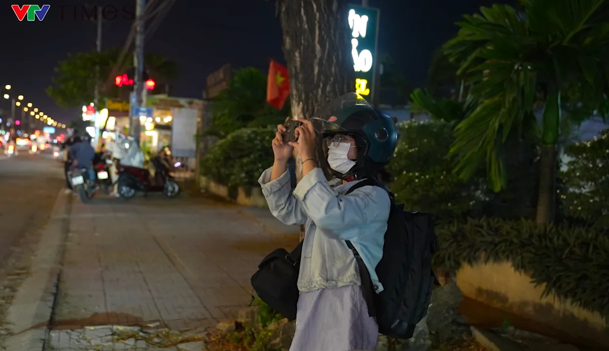  Nh&agrave; thờ kiến tr&uacute;c ch&acirc;u &Acirc;u rực rỡ &aacute;nh đ&egrave;n thu h&uacute;t h&agrave;ng ng&agrave;n người d&acirc;n về chụp ảnh Gi&aacute;ng sinh  - Ảnh 9.