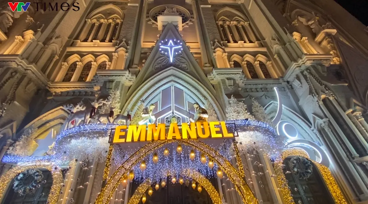  Nh&agrave; thờ kiến tr&uacute;c ch&acirc;u &Acirc;u rực rỡ &aacute;nh đ&egrave;n thu h&uacute;t h&agrave;ng ng&agrave;n người d&acirc;n về chụp ảnh Gi&aacute;ng sinh  - Ảnh 12.