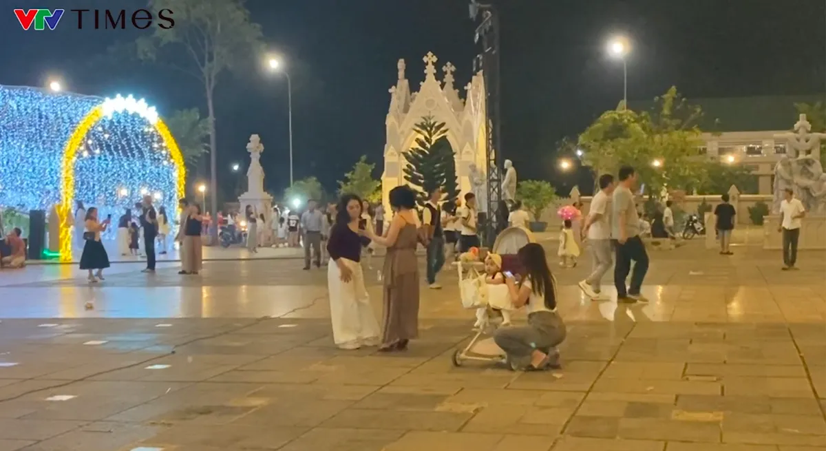  Nh&agrave; thờ kiến tr&uacute;c ch&acirc;u &Acirc;u rực rỡ &aacute;nh đ&egrave;n thu h&uacute;t h&agrave;ng ng&agrave;n người d&acirc;n về chụp ảnh Gi&aacute;ng sinh  - Ảnh 8.