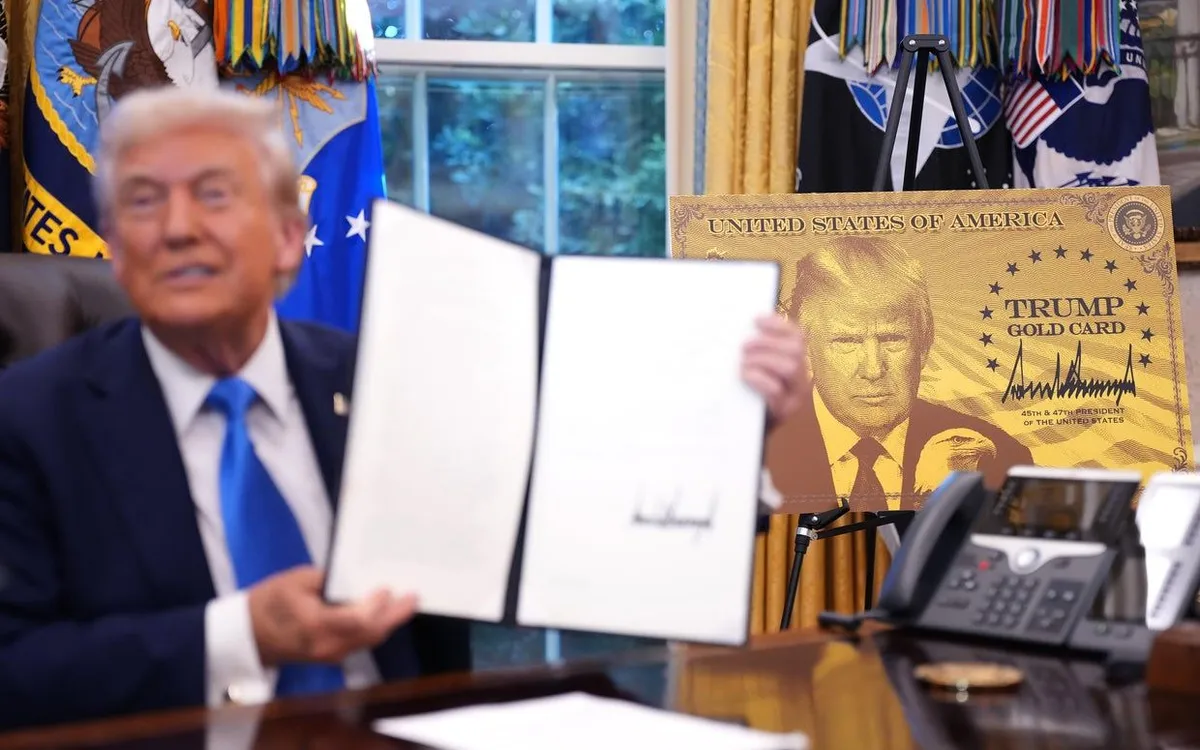 Tổng thống Trump giới thiệu "Thẻ Vàng Trump" và công bố mức phí 100.000 USD cho thị thực H-1B, tại Phòng Bầu dục ở Nhà Trắng vào ngày 19/9/2025 (Ảnh: Getty Images)