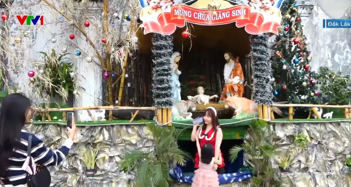 Gi&aacute;ng sinh ấm &aacute;p tại nơi lũ dữ đi qua - Ảnh 1.