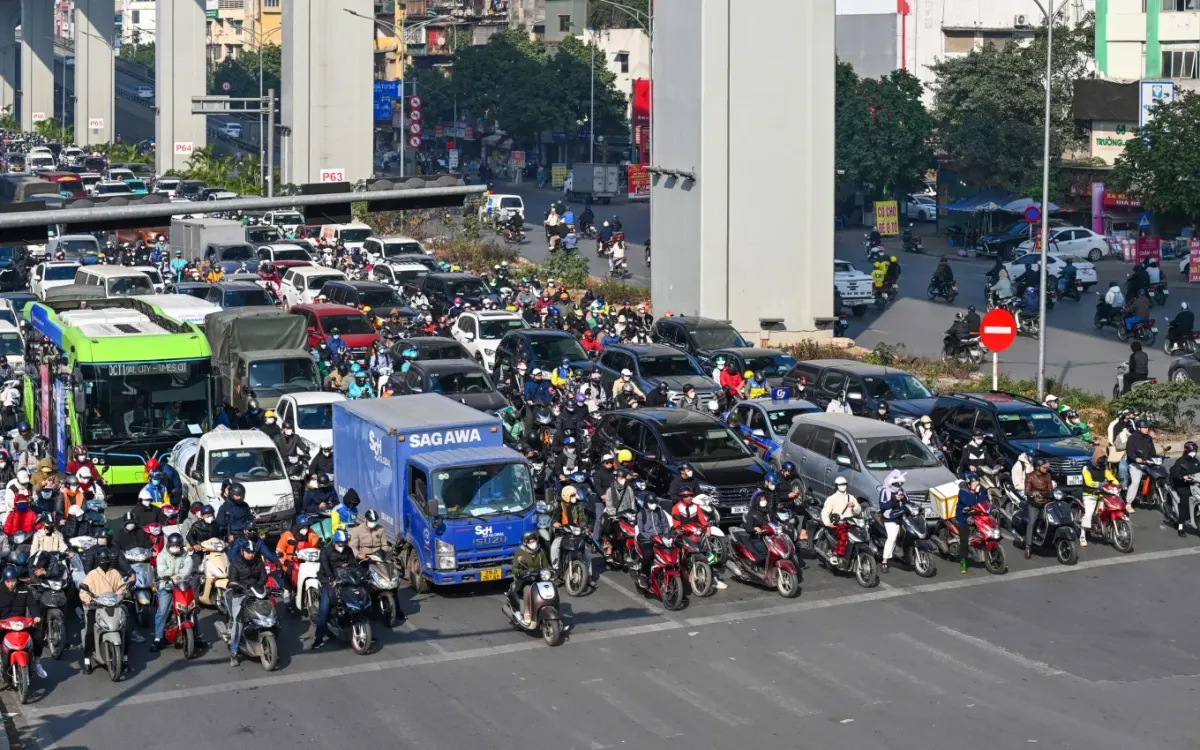 Người dân chấp hành tín hiệu đèn giao thông trên phố Kim Liên mới, không ai vượt quá vạch cho phép, tháng 1/2025. Ảnh: Giang Huy