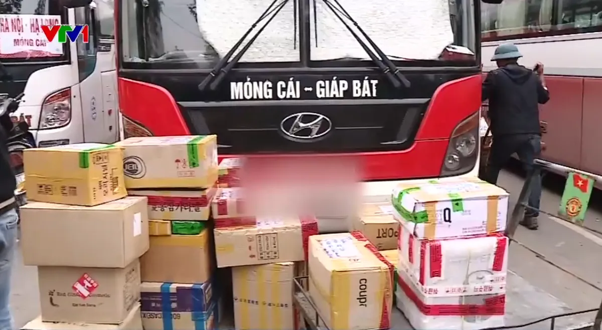 Tiềm ẩn nguy cơ mất an to&agrave;n từ h&agrave;ng h&oacute;a k&yacute; gửi tr&ecirc;n xe kh&aacute;ch - Ảnh 1.