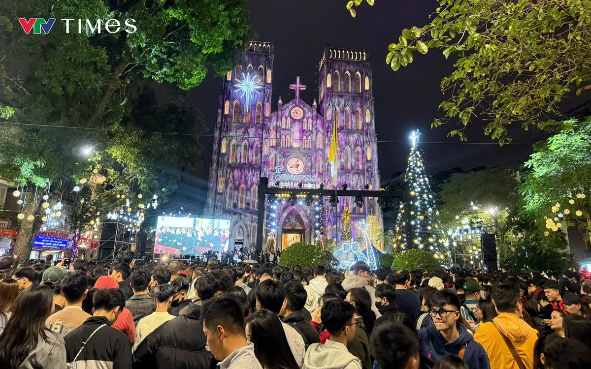 Ngay từ sớm, khu vực Nhà thờ Lớn đã được trang hoàng lộng lẫy với cây thông khổng lồ và hệ thống đèn led rực rỡ. Hàng nghìn người dân, từ các bạn trẻ đến các gia đình và du khách quốc tế, đã tập trung tại đây để tận hưởng khoảnh khắc an lành của đêm Noel.