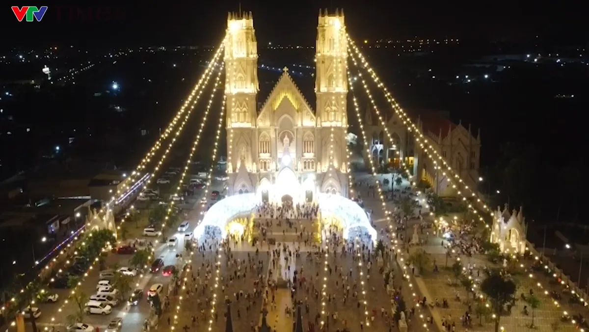 Nh&agrave; thờ kiến tr&uacute;c ch&acirc;u &Acirc;u rực rỡ &aacute;nh đ&egrave;n thu h&uacute;t h&agrave;ng ng&agrave;n người d&acirc;n về chụp ảnh Gi&aacute;ng sinh  - Ảnh 2.