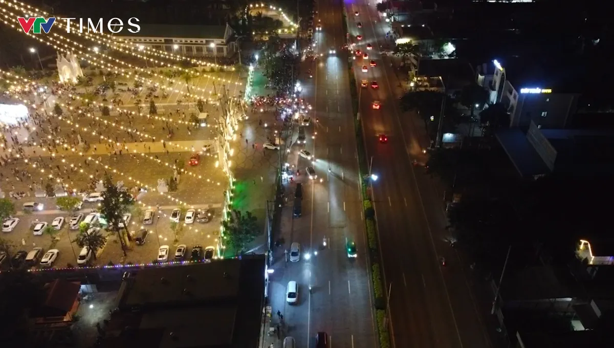  Nh&agrave; thờ kiến tr&uacute;c ch&acirc;u &Acirc;u rực rỡ &aacute;nh đ&egrave;n thu h&uacute;t h&agrave;ng ng&agrave;n người d&acirc;n về chụp ảnh Gi&aacute;ng sinh  - Ảnh 10.