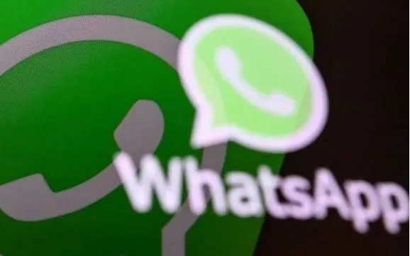 Biểu tượng ứng dụng WhatsApp trên màn hình điện thoại di động. (Ảnh: AFP/TTXVN)