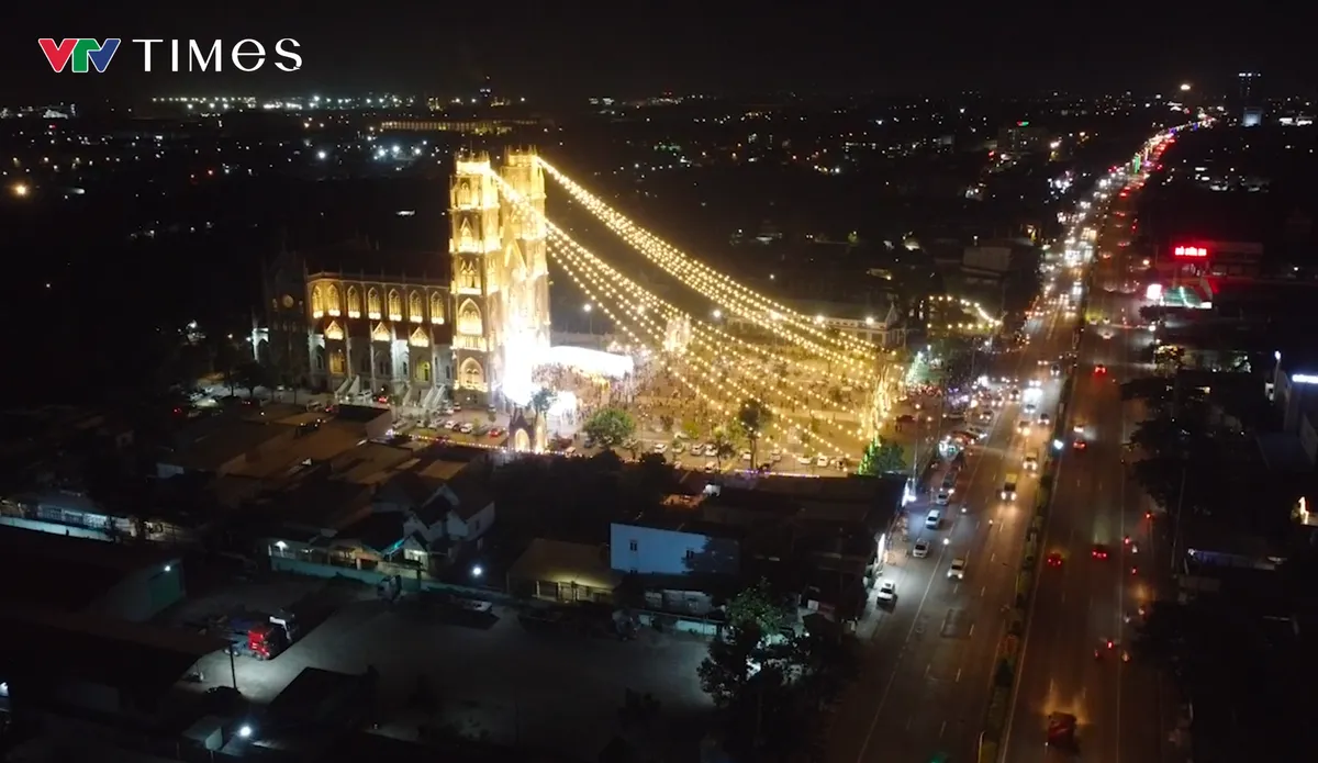 Nh&agrave; thờ kiến tr&uacute;c ch&acirc;u &Acirc;u rực rỡ &aacute;nh đ&egrave;n thu h&uacute;t h&agrave;ng ng&agrave;n người d&acirc;n về chụp ảnh Gi&aacute;ng sinh  - Ảnh 14.