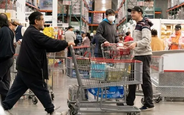 Người dân mua sắm tại siêu thị ở San Mateo, California, Mỹ. (Ảnh: THX/TTXVN)