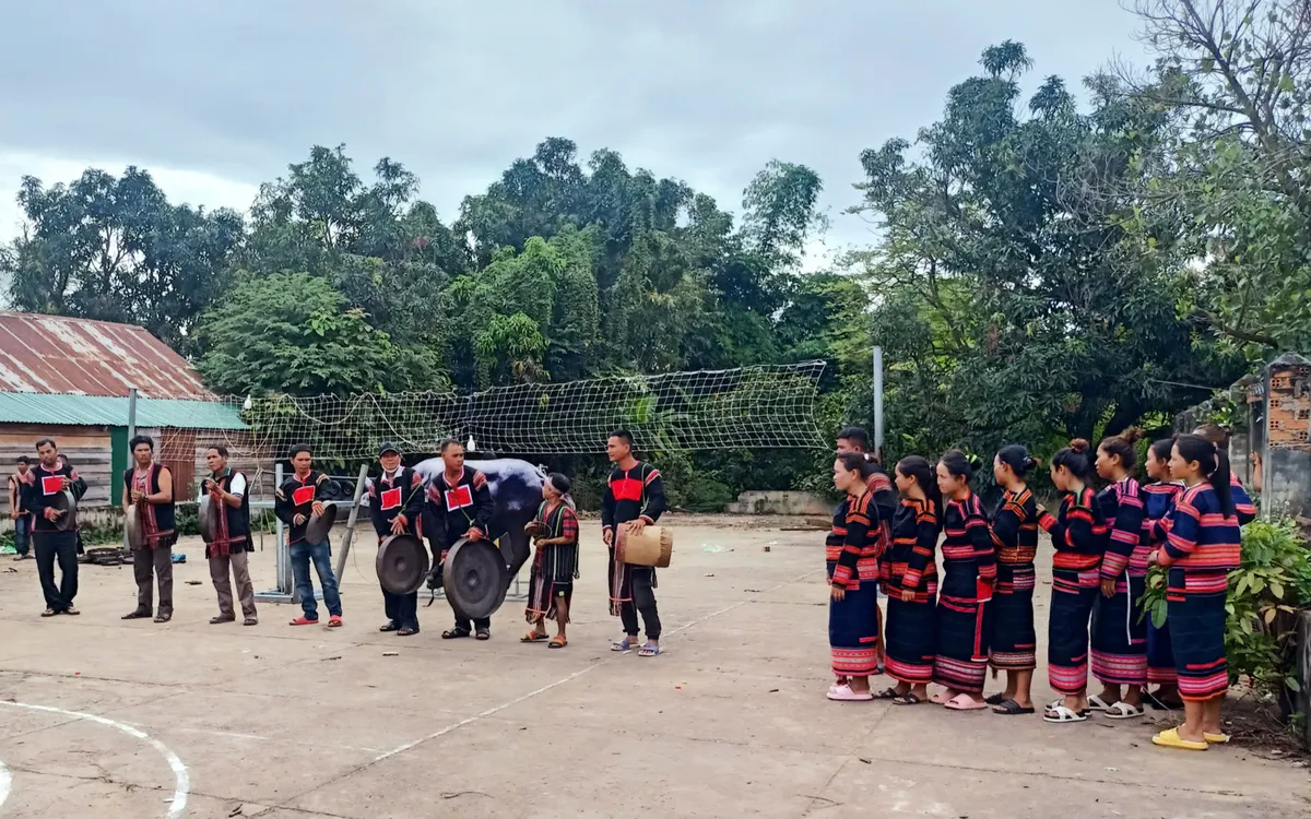 Giữ hồn chiêng, dệt sắc thổ cẩm ở Ea Súp.