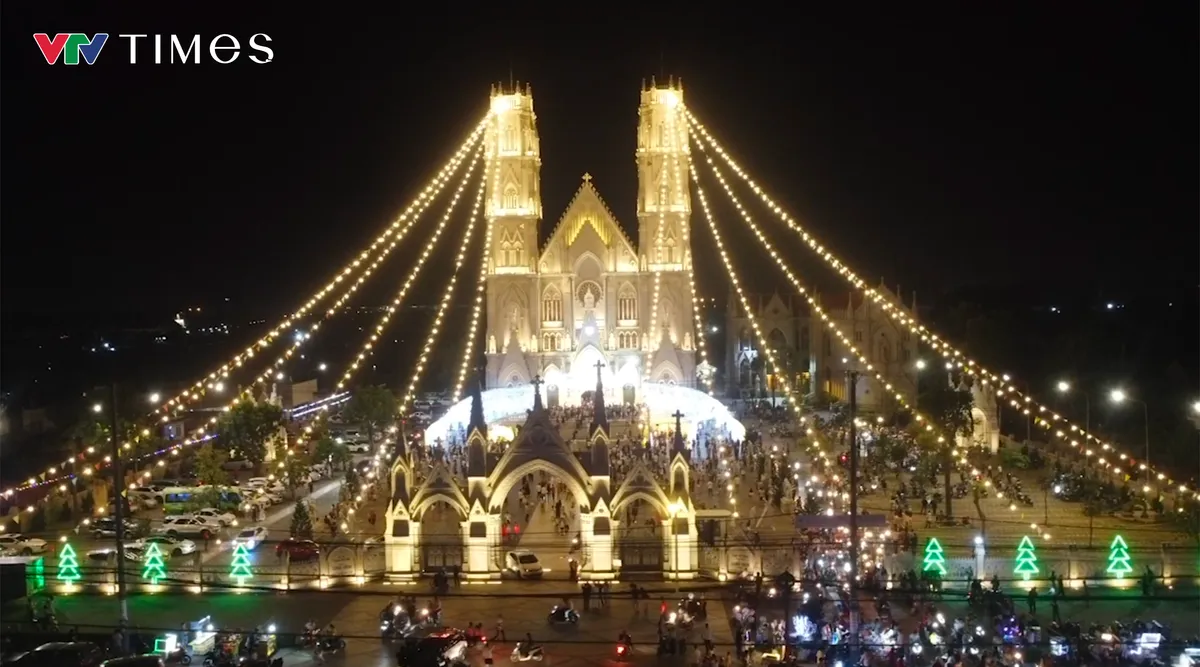  Nh&agrave; thờ kiến tr&uacute;c ch&acirc;u &Acirc;u rực rỡ &aacute;nh đ&egrave;n thu h&uacute;t h&agrave;ng ng&agrave;n người d&acirc;n về chụp ảnh Gi&aacute;ng sinh  - Ảnh 1.