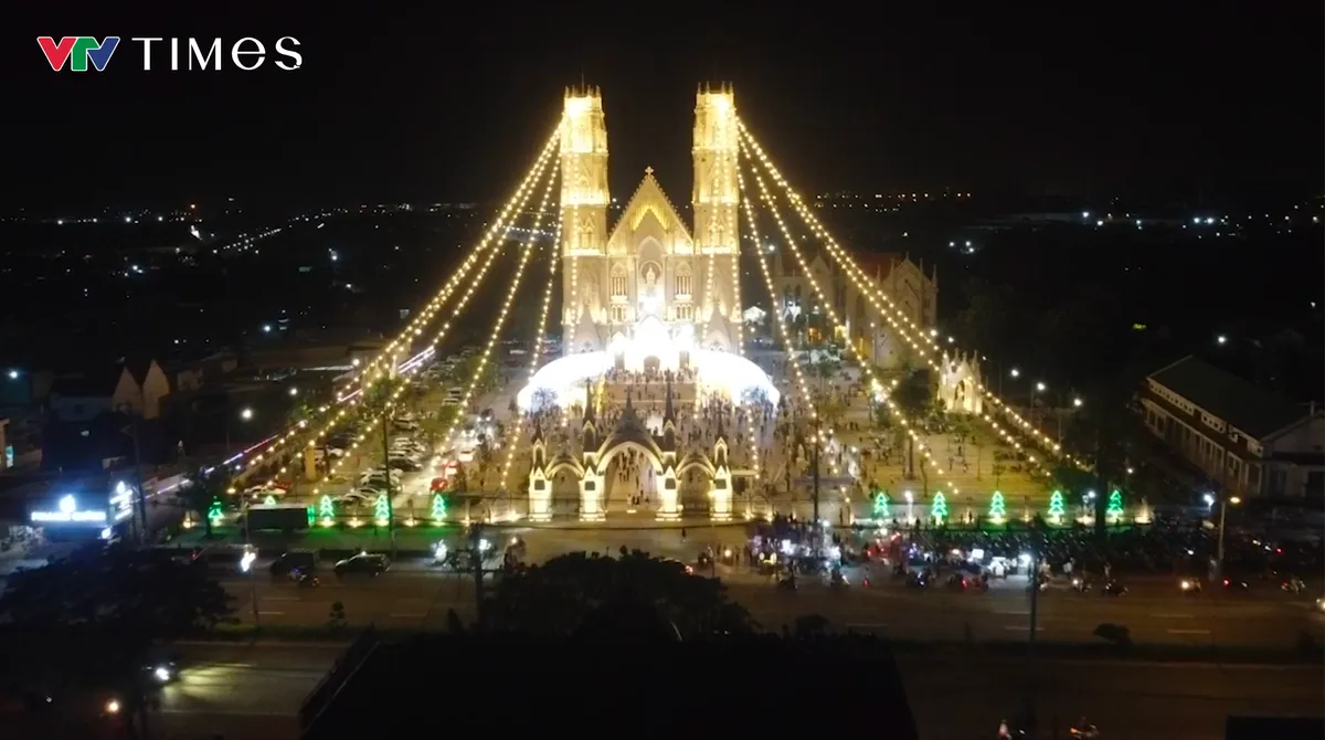  Nh&agrave; thờ kiến tr&uacute;c ch&acirc;u &Acirc;u rực rỡ &aacute;nh đ&egrave;n thu h&uacute;t h&agrave;ng ng&agrave;n người d&acirc;n về chụp ảnh Gi&aacute;ng sinh  - Ảnh 15.
