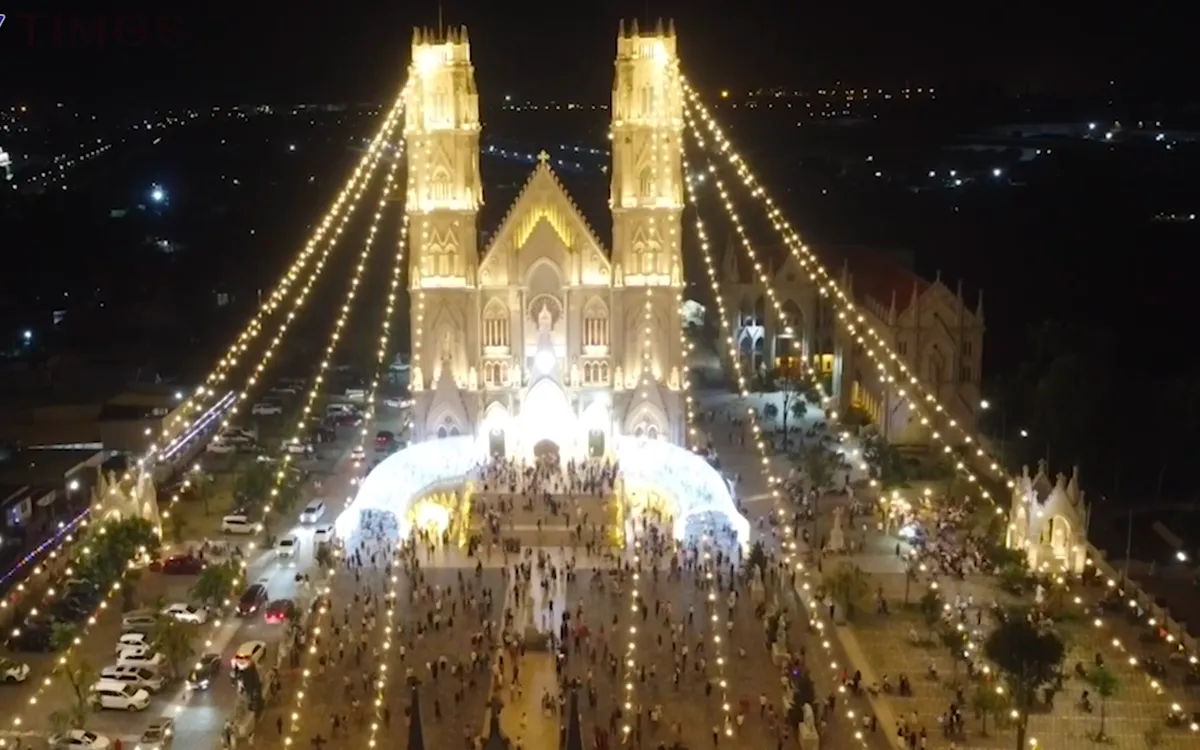  Nh&agrave; thờ kiến tr&uacute;c ch&acirc;u &Acirc;u rực rỡ &aacute;nh đ&egrave;n thu h&uacute;t h&agrave;ng ng&agrave;n người d&acirc;n về chụp ảnh Gi&aacute;ng sinh  - Ảnh 13.