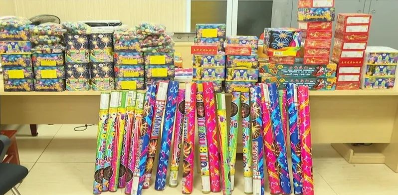 Pháo hoa nổ và pháo hoa nổ hình trụ dài do nước ngoài sản xuất.