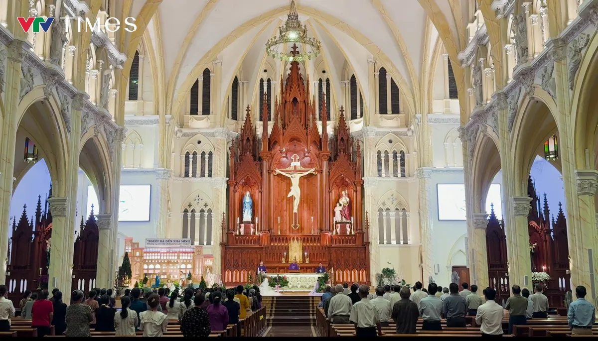  Nh&agrave; thờ kiến tr&uacute;c ch&acirc;u &Acirc;u rực rỡ &aacute;nh đ&egrave;n thu h&uacute;t h&agrave;ng ng&agrave;n người d&acirc;n về chụp ảnh Gi&aacute;ng sinh  - Ảnh 11.