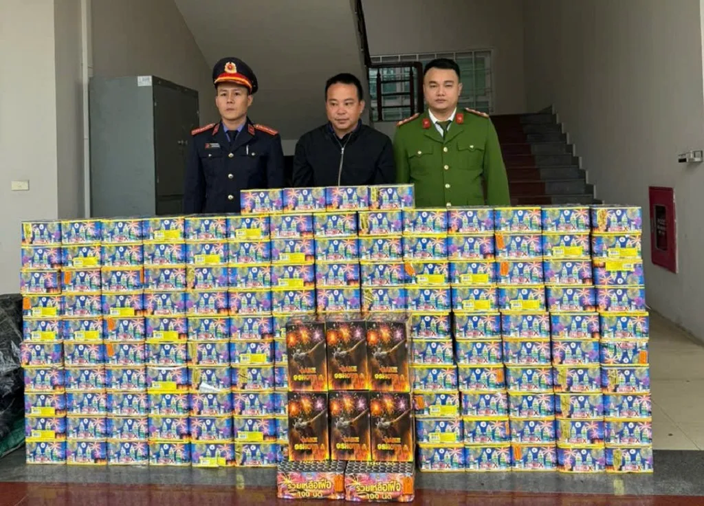 Nghệ An bắt 14 đối tượng, thu giữ gần 2,3 tạ ph&aacute;o nổ - Ảnh 2.