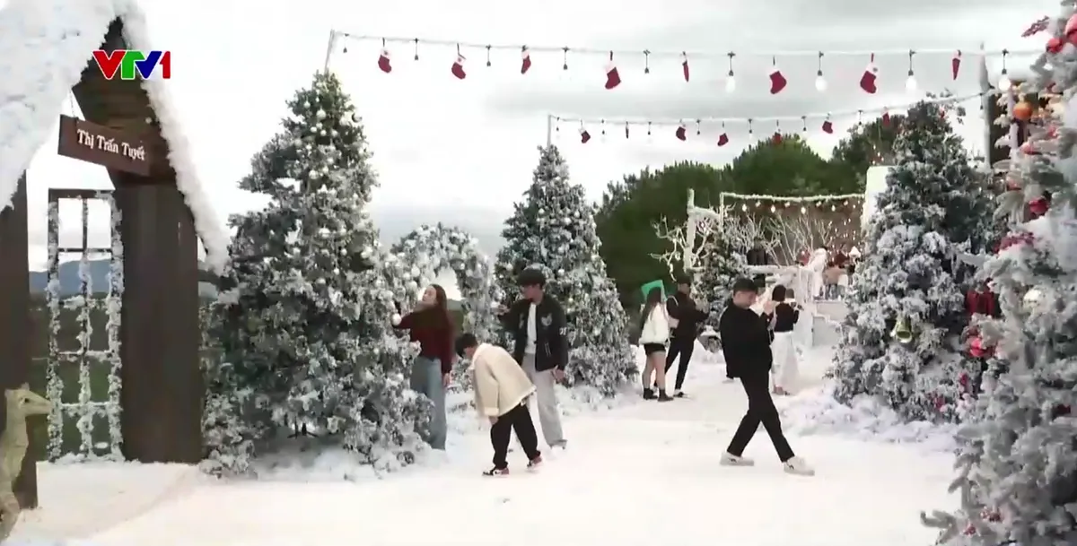 Kh&ocirc;ng kh&iacute; Gi&aacute;ng sinh rộn r&agrave;ng tr&ecirc;n khắp cả nước - Ảnh 1.