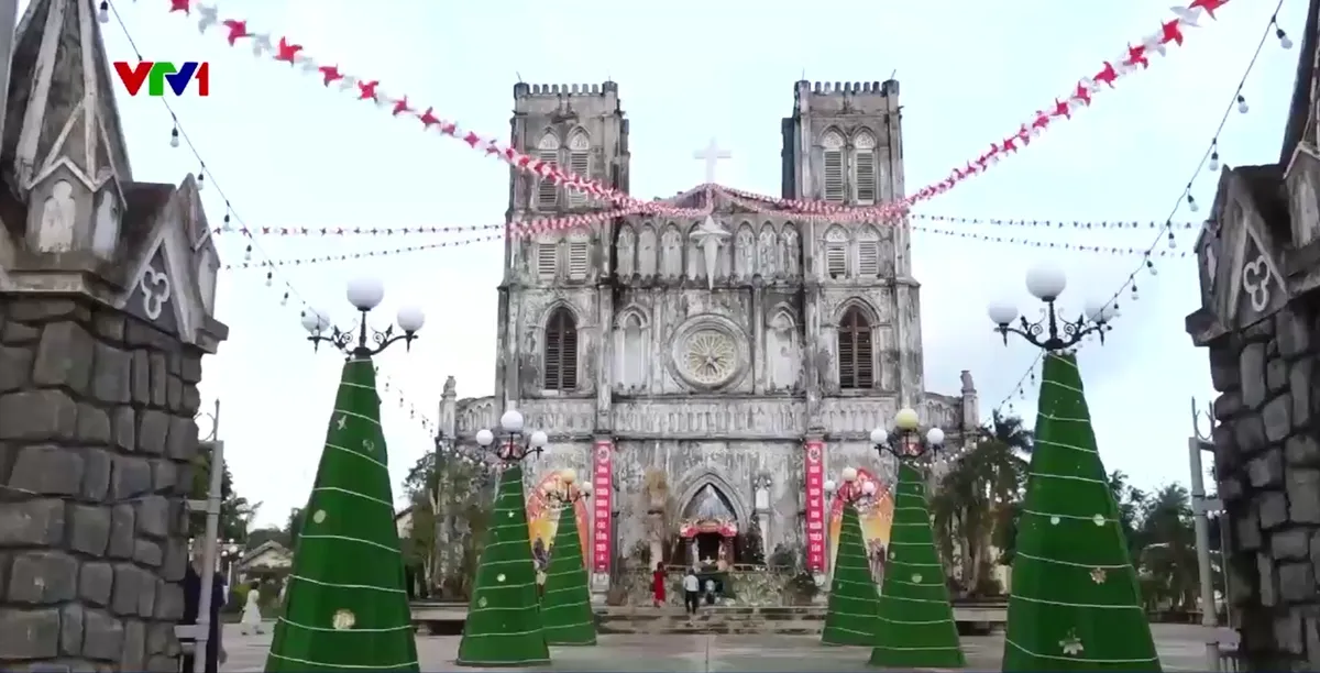 Kh&ocirc;ng kh&iacute; Gi&aacute;ng sinh rộn r&agrave;ng tr&ecirc;n khắp cả nước - Ảnh 2.