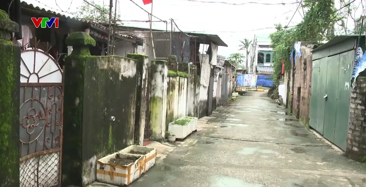 Sống bất an trong những khu nhà tập thể cũ xuống cấp - Ảnh 1.