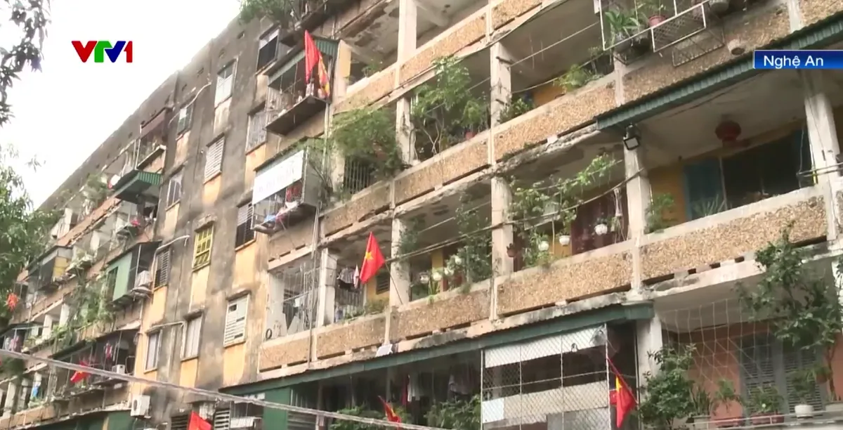 Sống bất an trong những khu nhà tập thể cũ xuống cấp - Ảnh 2.