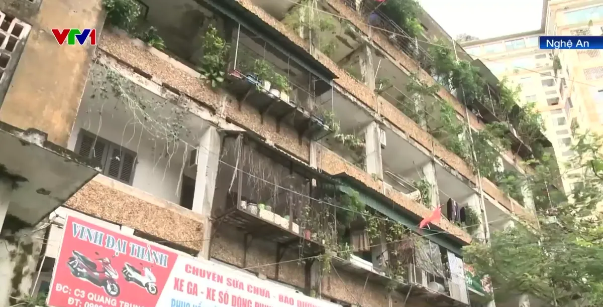 Sống bất an trong những khu nhà tập thể cũ xuống cấp - Ảnh 3.