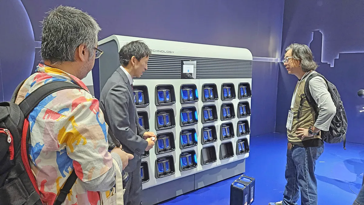 Năm 2026: Đổi pin xe m&aacute;y điện sẽ dễ như mua xăng? - Ảnh 3.