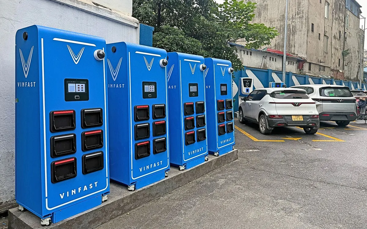 Thành phố Hồ Chí Minh: Cho phép lắp đặt 20.000 trụ đổi pin xe điện trên vỉa hè