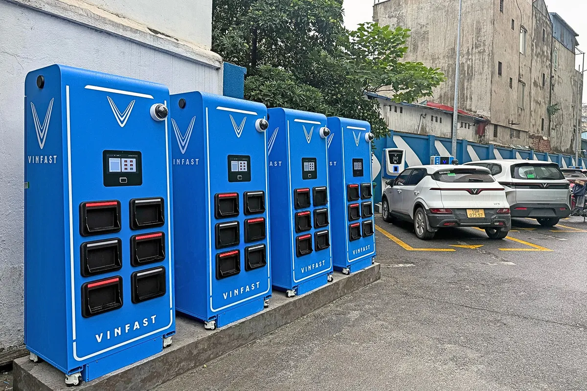 Năm 2026: Đổi pin xe m&aacute;y điện sẽ dễ như mua xăng? - Ảnh 1.