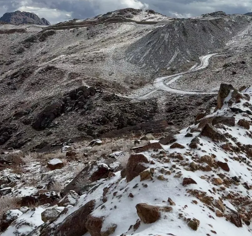 Tuyết phủ trắng sa mạc, tạo n&ecirc;n &ldquo;thi&ecirc;n đường m&ugrave;a đ&ocirc;ng&rdquo; hiếm c&oacute; ở Saudi Arabia- Ảnh 2.