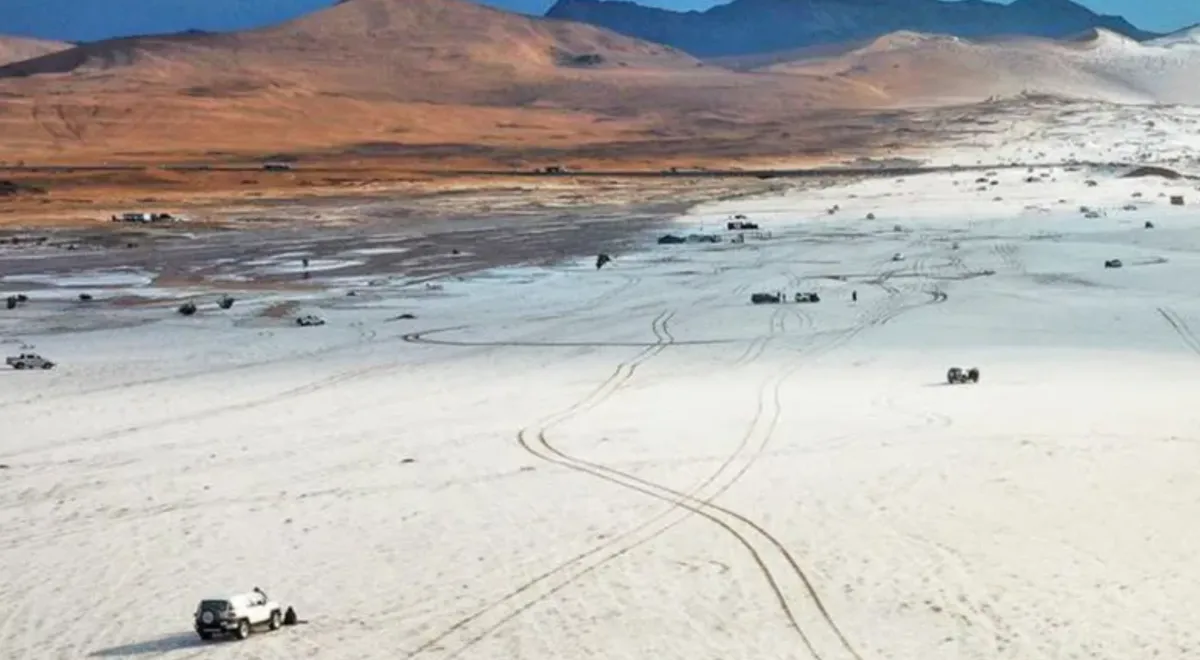 Tuyết phủ trắng sa mạc, tạo n&ecirc;n &ldquo;thi&ecirc;n đường m&ugrave;a đ&ocirc;ng&rdquo; hiếm c&oacute; ở Saudi Arabia- Ảnh 1.