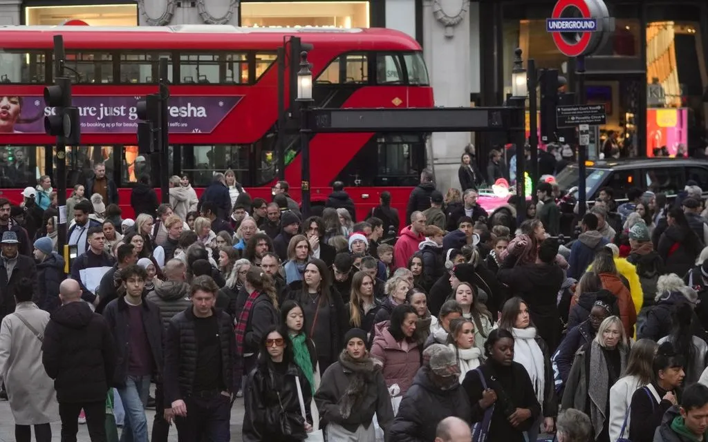 Người mua sắm trên phố Oxford, London, trước thềm Giáng sinh, ngày 22/12/2025. (Ảnh: AP)