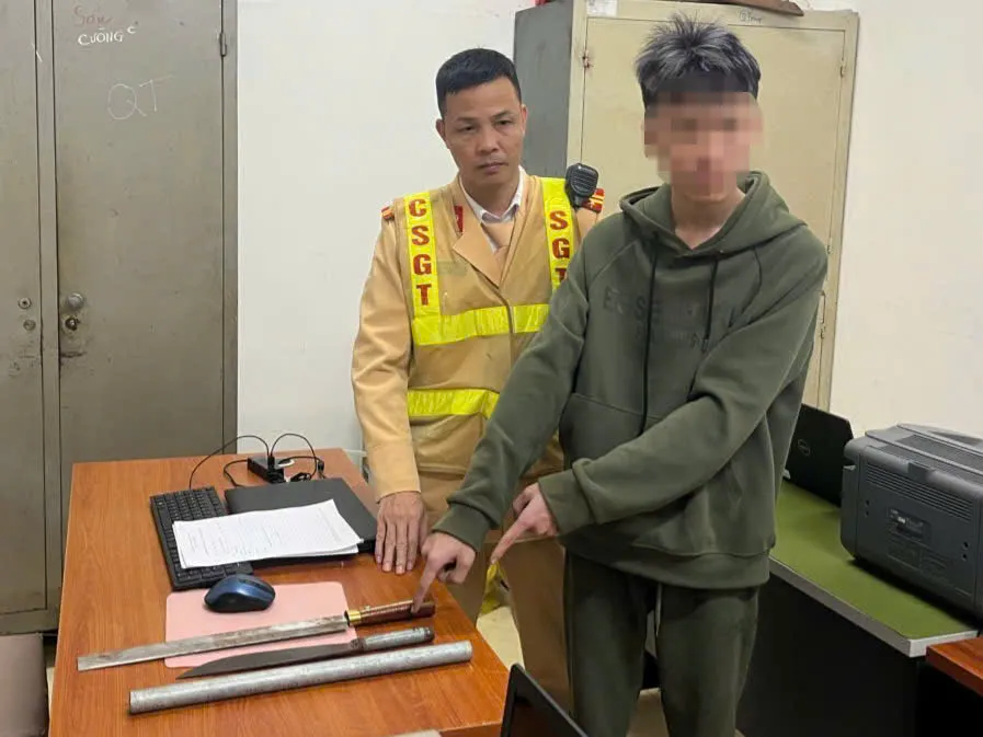 H&agrave; Nội, CSGT khống chế đối tượng mang hung kh&iacute; khi tham gia giao th&ocirc;ng - Ảnh 1.
