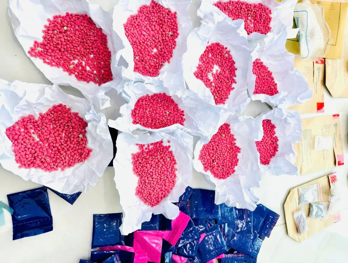 C&ocirc;ng an tỉnh Đắk Lắk họp b&aacute;o th&ocirc;ng tin vụ triệt ph&aacute; đường d&acirc;y ma t&uacute;y xuy&ecirc;n quốc gia quy m&ocirc; lớn - Ảnh 2.